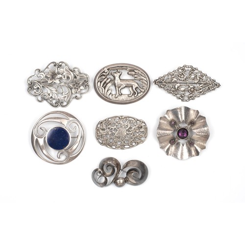 927 - A COLLECTION OF SILVER BROOCHES