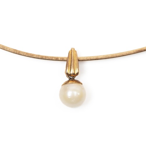 939 - A GOLD AND PEARL NECKLACE