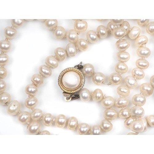 943 - A PEARL NECKLACE AND MATCHING BRACELET