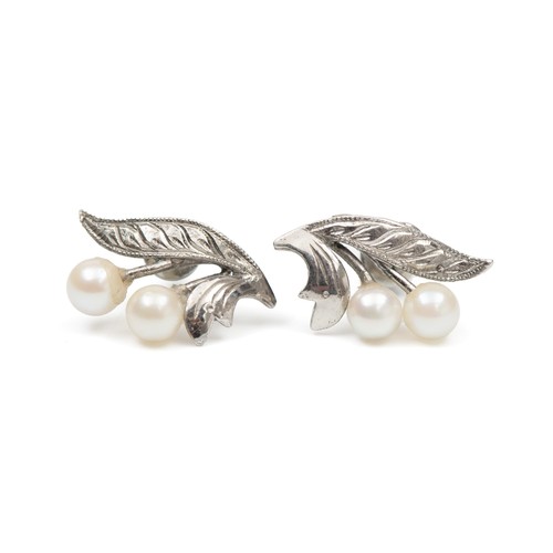 946 - A PAIR OF PEARL EARRINGS