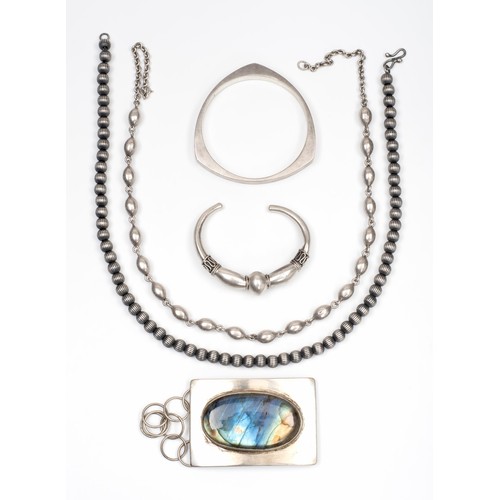 929 - A SUITE OF SILVER JEWELLERY