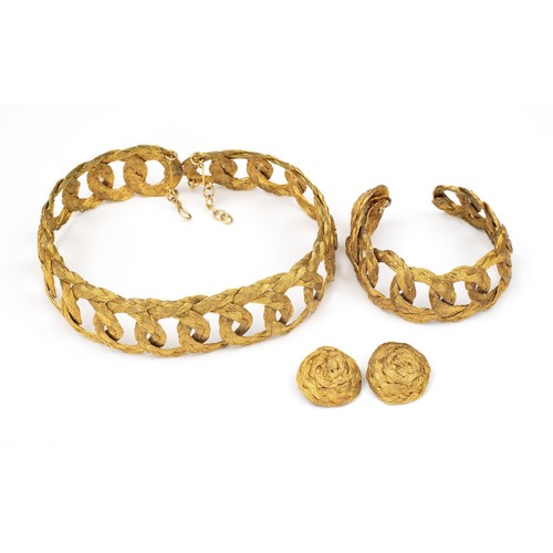 879 - A SUITE OF WOVEN GOLD COSTUME JEWELLERY