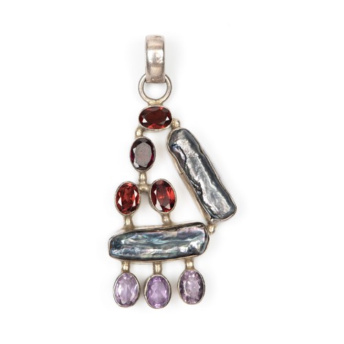 942 - A GEMSTONE AND PEARL PENDANT