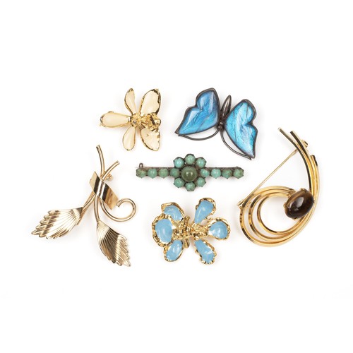 883 - A COLLECTION OF BROOCHES