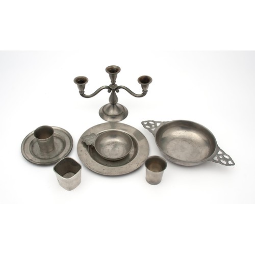 160 - A MISCELLANEOUS COLLECTION OF PEWTER ITEMS