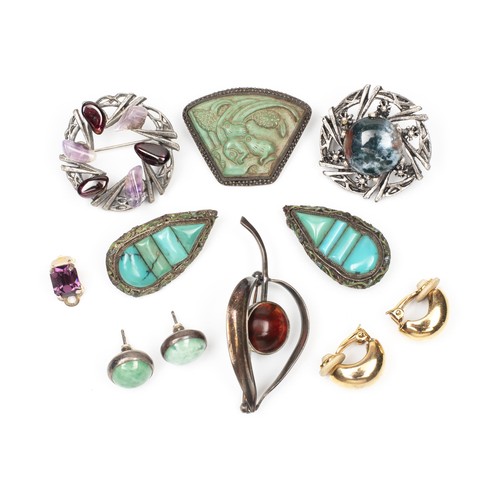 876 - A MISCELLANEOUS COLLECTION OF COSTUME JEWELLERY