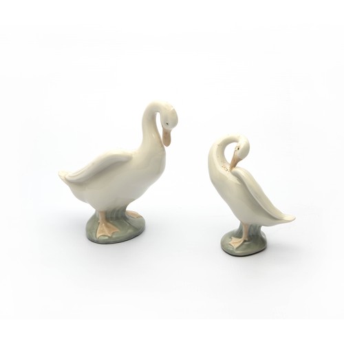 280 - A LLADRO FIGURE OF A SWAN