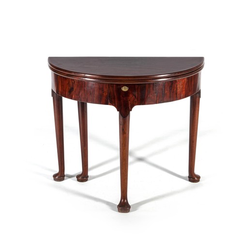 565 - A GEORGE III MAHOGANY GATELEG TEA TABLE