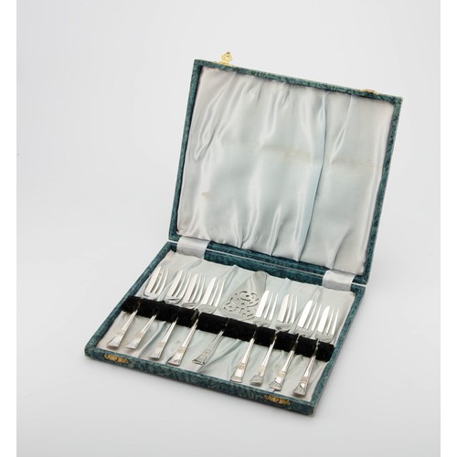 818 - A CASED SET OF EIGHT ELECTROPLATE CAKE FORKS AND A CAKE LIFTER, ANGORA SILVERPLATE CO LTD