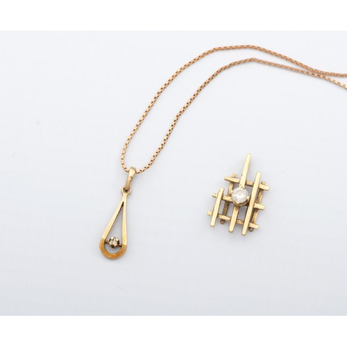 957 - A GOLD PENDANT AND CHAIN