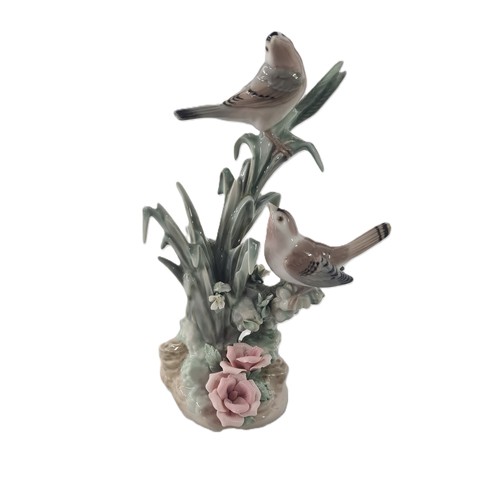 283 - A LLADRO COMPOSITION OF TWO BIRDS WITH FLOWERS