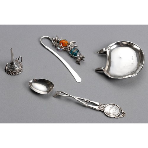  A COLLECTION OF SILVER ITEMS