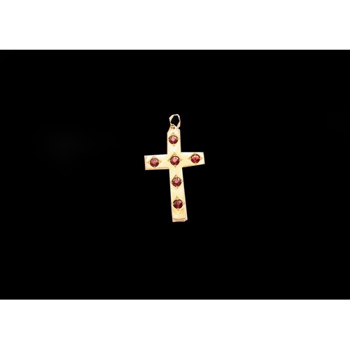 943 - A GARNET CROSS PENDANT