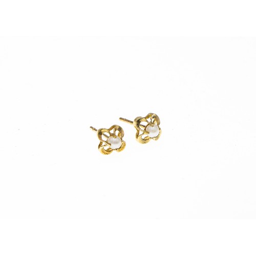 11006 - A PAIR OF PEARL STUD EARRINGS