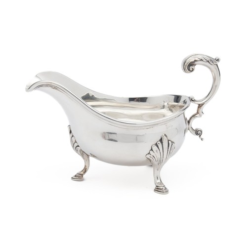 672 - A GEORGE III SILVER SAUCE BOAT, WILLIAM SKEEN, LONDON, 1768