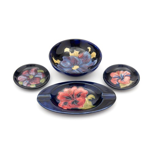 437 - A SMALL MOORCROFT BOWL, TWO SMALL PLATES AND AN ASHTRAY