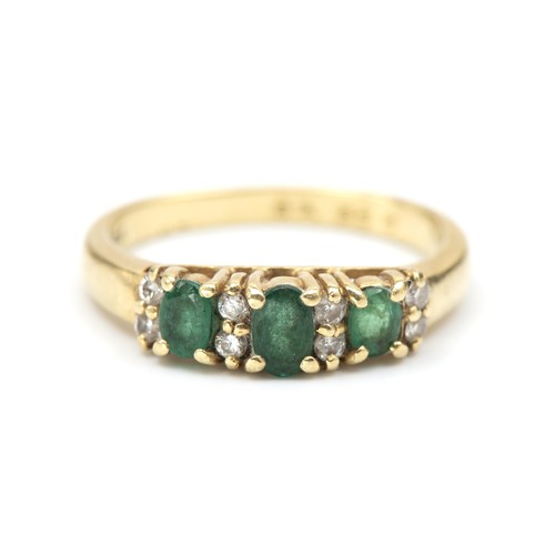 922 - AN EMERALD AND DIAMOND RING