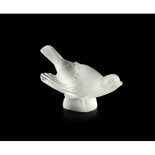 495 - A LALIQUE CRYSTAL GLASS BIRD FIGURINE, FRANCE