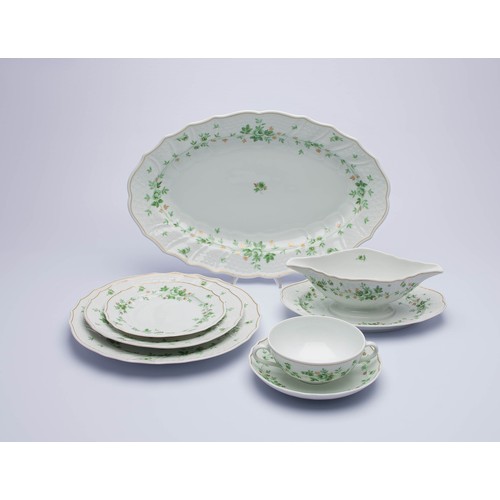 660 - A HUTSCHENREUTHER PART DINNER SET