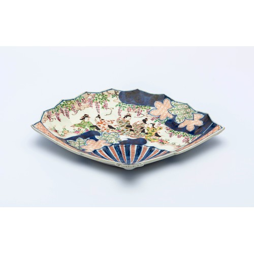 1155 - A JAPANESE PORCELAIN DISH