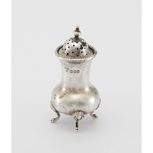 893 - AN EDWARD VII SILVER PEPPERETTE, GOLDSMITHS AND SILVERSMITHS CO LTD, LONDON, 1910