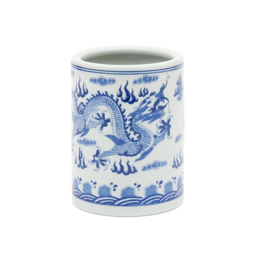 552 - A LOT COMPRISING A CHINESE BLUE AND WHITE GINGER JAR, A VASE, BRUSH POT AND A SMALLER VASE