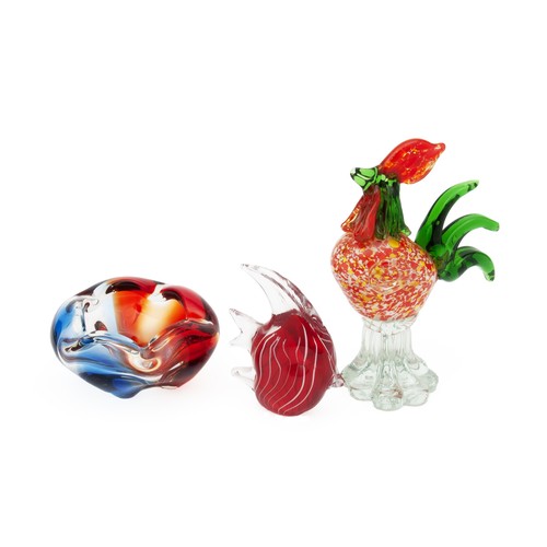 473 - A RED, BLUE AND CLEAR GLASS MURANO ASHTRAY, A GLASS ROOSTER AND A FISH