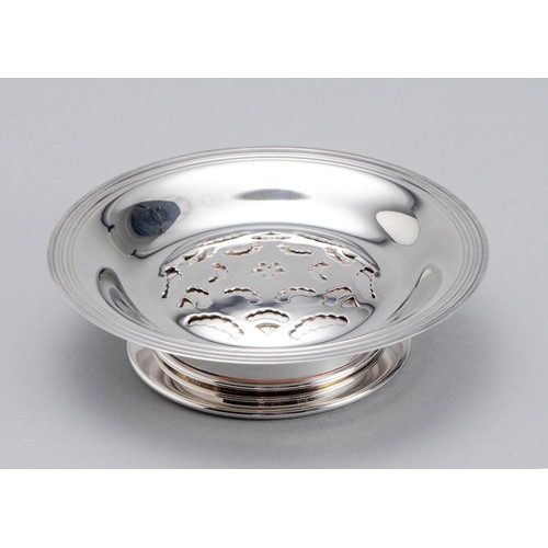 1094 - A SILVER PLATE 'COQUILLOR' PATTERN BUTTER CURLER PRESS DISH, CHRISTOFLE