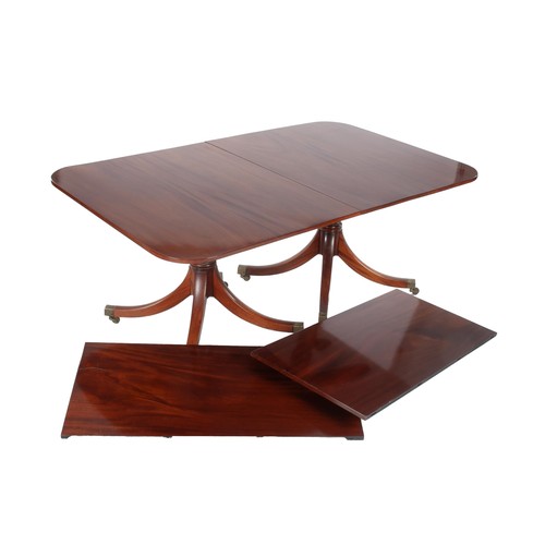 427 - A MAHOGANY EXTENDING DINING TABLE