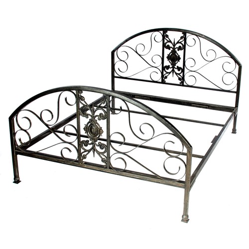 434 - A CAST METAL QUEEN SIZED BED