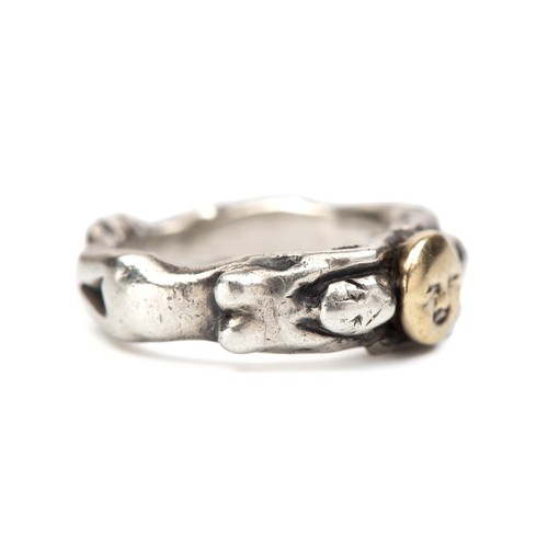 881 - A GOLD AND SILVER DRESS RING