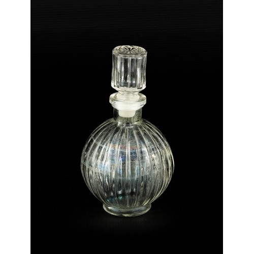 466 - A CLEAR GLASS DECANTER