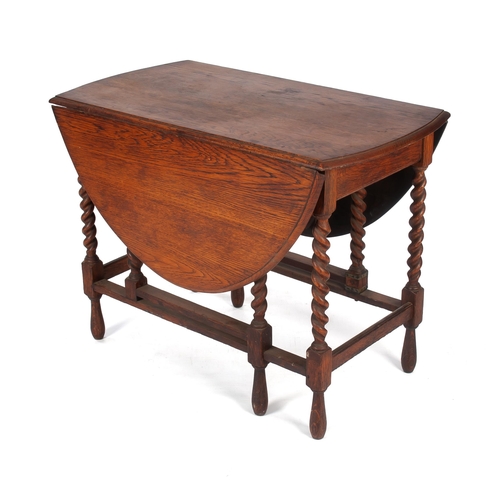 950 - A DROP-LEAF GATELEG TABLE