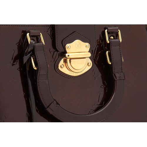 10 - A LOUIS VUITTON MELROSE AVENUE AMARANTE MONOGRAM VERNIS BAG
