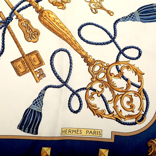 48 - AN HERMÉS CARRE LE CLE SILK SCARF
