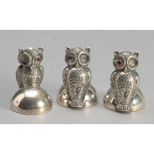 804 - A SET OF THREE EDWARD VII SILVER MENU HOLDERS, CRISFORD AND NORRIS, BIRMINGHAM, 1908