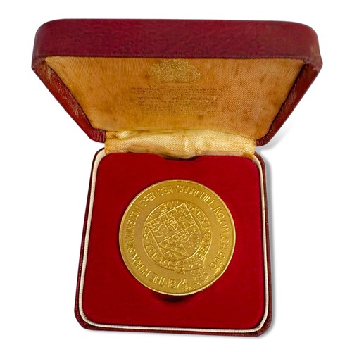 951 - A SIR WINSTON CHURCHILL COMMEMORATIVE MEDAL