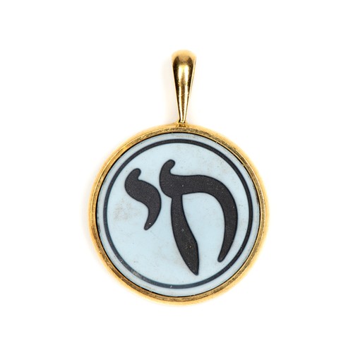635 - A GOLD PENDANT, CHAI