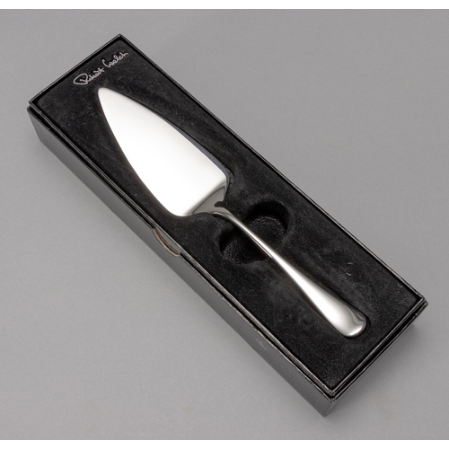 550 - A CASED STAINLESS STEEL CAKE LIFTER BY ROBERT WELCH