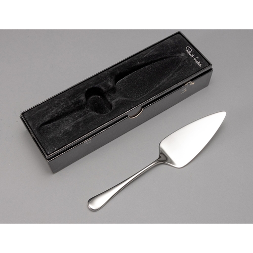 550 - A CASED STAINLESS STEEL CAKE LIFTER BY ROBERT WELCH