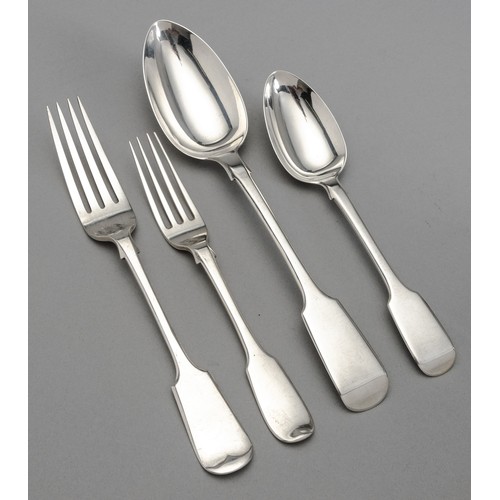 AN ASSEMBLED SET OF SILVER FIDDLE PATTERN FLATWARE, VARIOUS MAKERS AND DATES