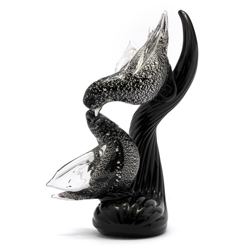 495 - A MURANO GLASS STATUE OF TWO LOVE BIRDS