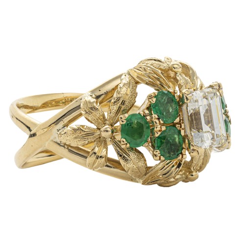 759 - A CERTIFIED NATURAL DIAMOND AND EMERALD DRESS RING 2.03 CARATS, AND A PAIR OF EARRINGS
