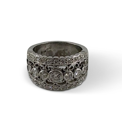 737 - A NATURAL DIAMOND DRESS RING, 0.951 CARATS