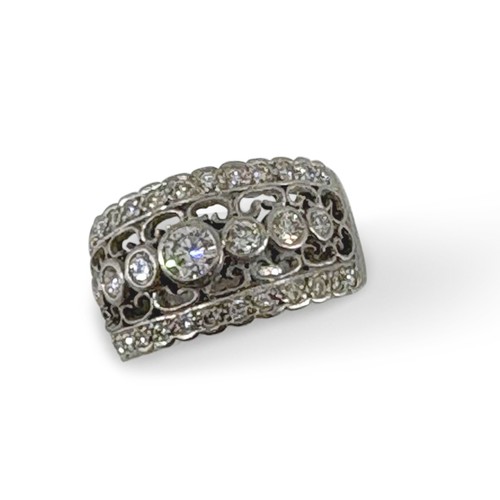 737 - A NATURAL DIAMOND DRESS RING, 0.951 CARATS