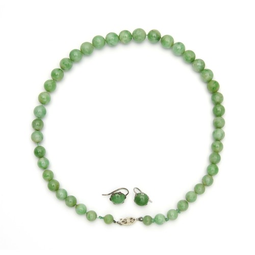 A JADE NECKLACE AND PAIR OF JADE EARRINGS