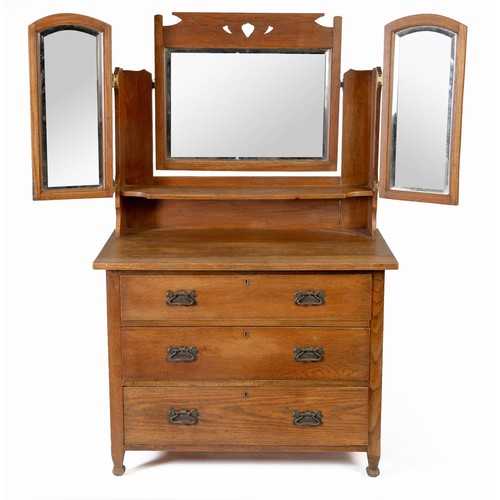 565 - AN OAK DRESSING TABLE, EARLY 20TH CENTURY