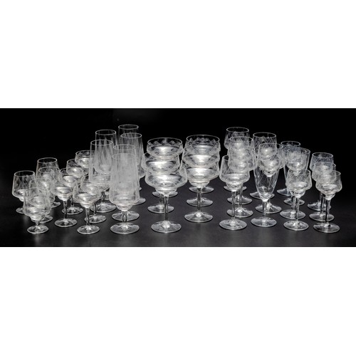 95 - A COLLECTION OF ETCHED CRYSTAL GLASSES