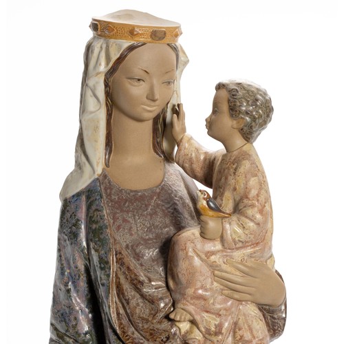 120 - A LLADRO ‘MADONNA WITH CHILD’ PORCELAIN GROUPING