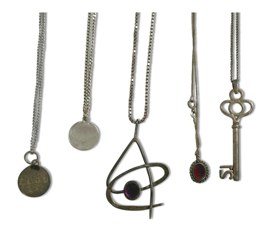 A MISCELLANEOUS COLLECTION OF SILVER CHAINS AND PENDANTS